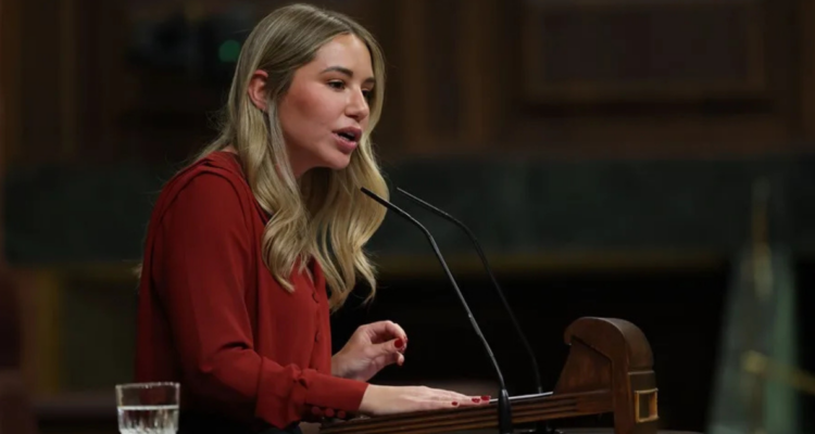 Escándalo en España: diputada del PP renuncia tras descubrirse que mintió en su currículum académico