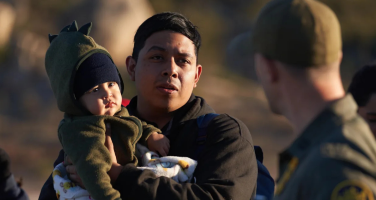 Jueza federal bloquea la orden de Trump de limitar la nacionalidad por nacimiento en EEUU