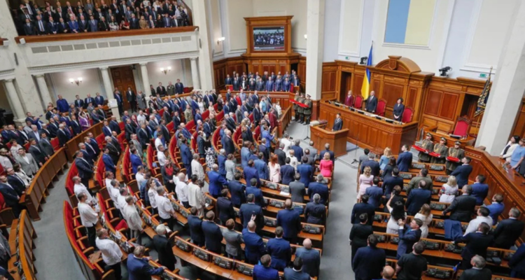 Zelenski y parlamento de Ucrania desisten y restablecen la independencia de agencias anticorrupción