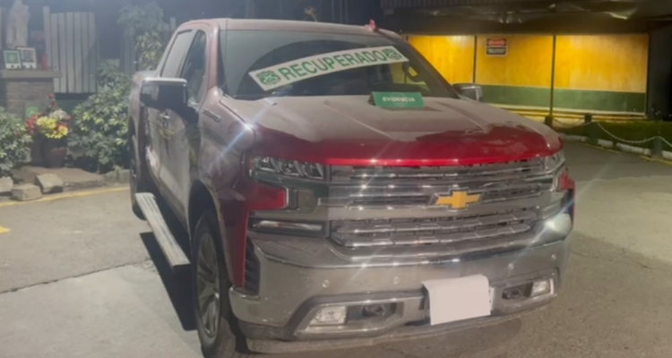 Una familia en Puente Alto sufrió una violenta encerrona cuando salían de su negocio familiar. La banda, compuesta por al menos seis integrantes, se encontraban fuertemente armados al momento del delito. Nicolás Bravo buen día GC: ENCERRONA CON ARMAS DE FUEGO EN PUENTE ALTO Momentos de terror vivió un hombre adulto, junto a su esposa e hija, cuando cerca de las 23:00 del pasado miércoles, una banda de al menos seis integrantes los abordaron violentamente cuando salían en vehículo desde su negocio familiar. La familia iba al interior de una camioneta Chevrolet Silverado color rojo, mientras que los autores del delito, un vehículo Nissan Kicks color blanco. Para perpetrar el robo, utilizaron el método de encerrona, posteriormente los hacen descender y los amenazan con armas de fuego. La peor parte se la llevó el padre, que fue brutalmente golpeado en la cabeza y diversas partes de su cuerpo tras demorarse en entregar las llaves de la camioneta. Además, él y su familia fueron apuntados con el armamento utilizado. CU VÍCTIMA (EN VIDEO) Una vez sustraída la camioneta, Carabineros fue avisado del robo, por lo que rápidamente acudió hasta el lugar y mediante el gps del automóvil, se inició un seguimiento controlado que concluyó con la recuperación del vehículo y un detenido en el sector de Bajos de Mena. El menor de edad arrestado, colisionó en tres ocasiones la camioneta antes de ser atrapado por Carabineros. Pese a los esfuerzos policiales, el resto de los integrantes de la banda delictual logró escapar del lugar. El Capitán Franklin Toledo Figueroa,Oficial de Ronda Prefectura Stgo Cordillera habló con La Radio. CU CARABINEROS CU CARABINEROS X ENCERRONA PTE ALTO.mp3 El detenido, un menor de edad de 16 años y con antecedentes policiales por delitos de similar connotación, fue puesto a disposición del Ministerio Público y pasará a control de detención.