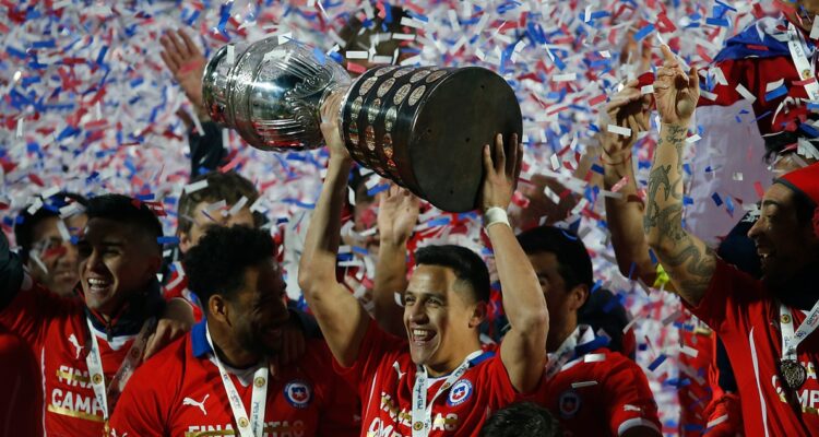 Alexis Sánchez con la Copa América 2015