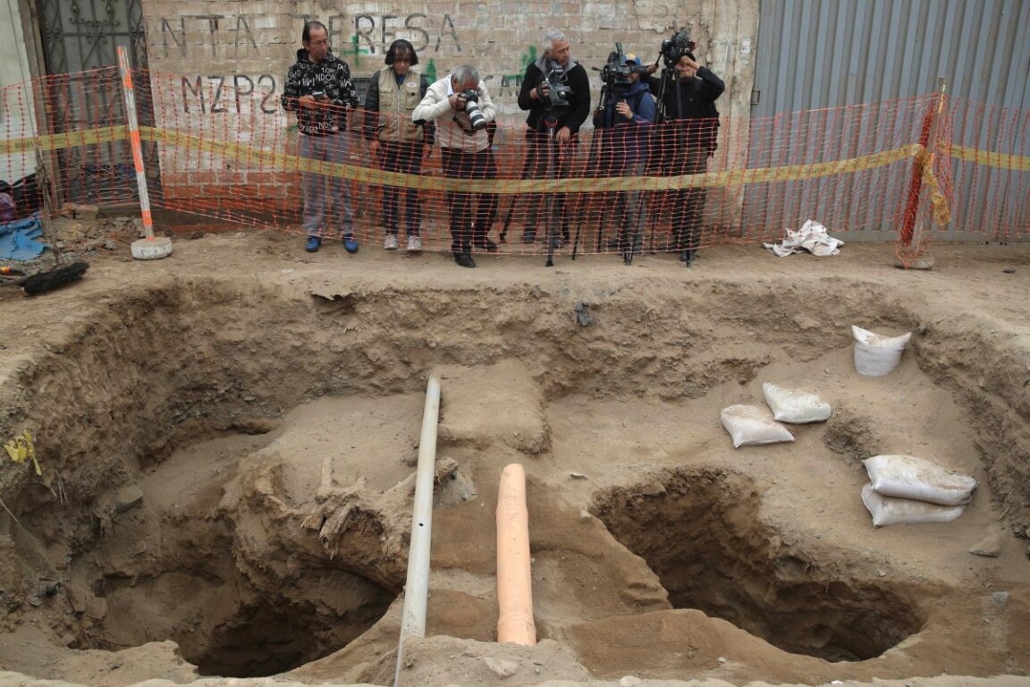 Descubren un cráneo prehispánico de mil años de antigüedad en Lima mientras instalaban tuberías