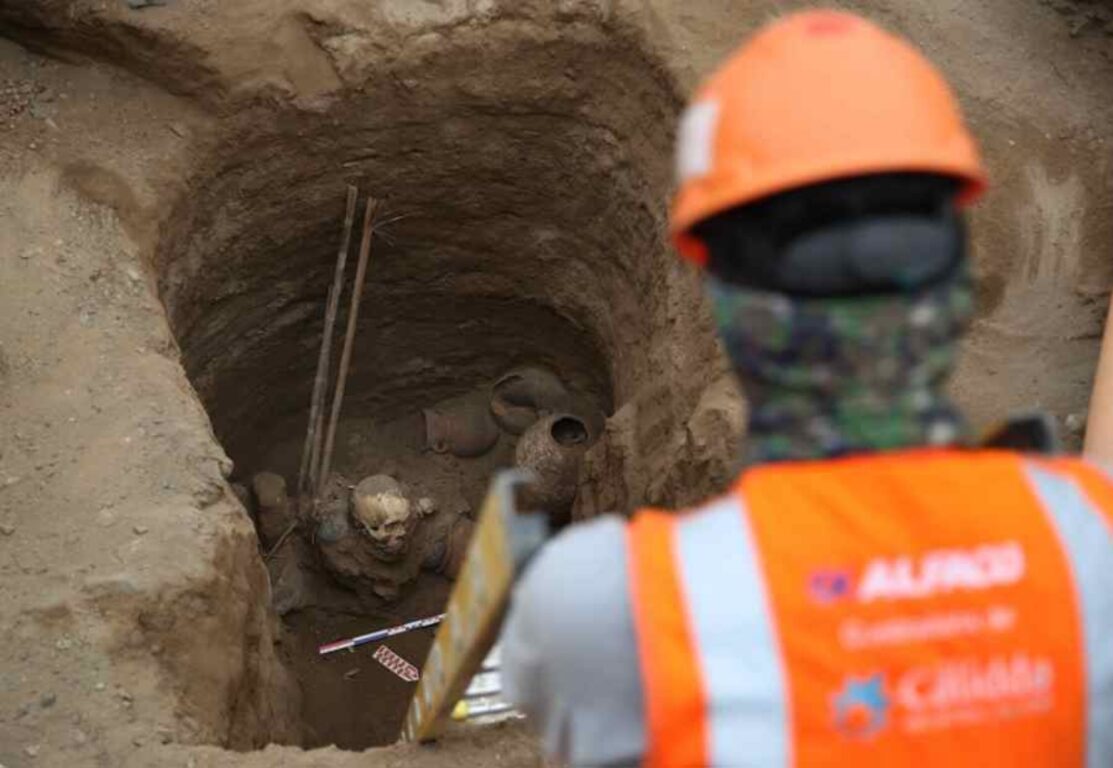 Descubren un cráneo prehispánico de mil años de antigüedad en Lima mientras instalaban tuberías