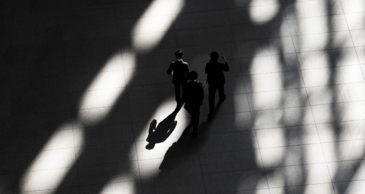 Trabajadores caminando por la calle