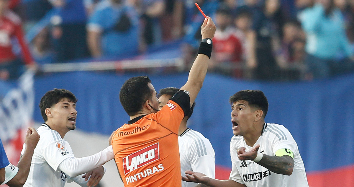 Esteban Pavez expulsado en el Superclásico