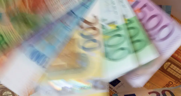 El euro se debilita frente al dólar tras sólidos datos del empleo en Estados Unidos
