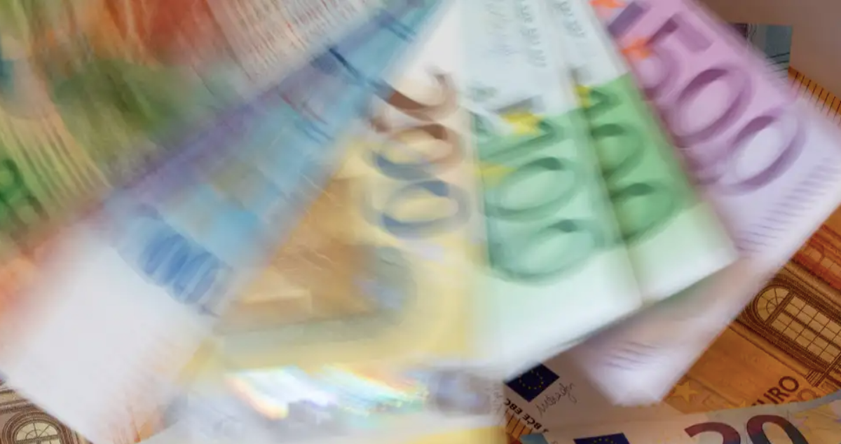 El euro se debilita frente al dólar tras sólidos datos del empleo en Estados Unidos