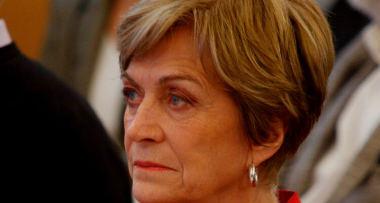 Evelyn Matthei exige “salir del barro” tras ataques en su contra de un supuesto Alzheimer
