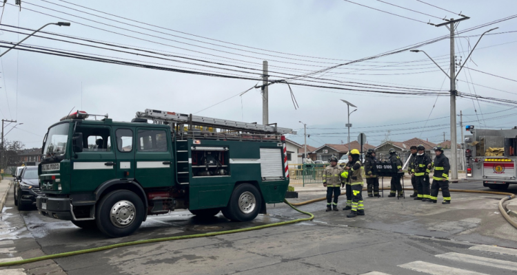 Voluntarios de Bomberos tras explosión que dejó con quemaduras a adulta mayor en La Cruz