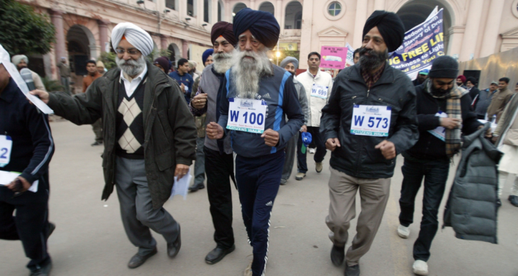 Muere atropellado a los 114 Fauja Singh, maratonista más longevo del mundo ignorado por los Guinness