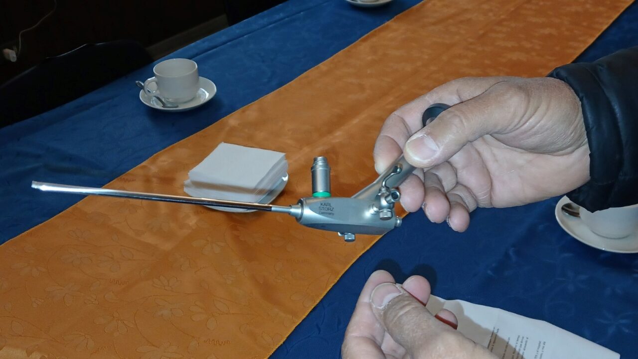 Instrumento cistoscopio. 