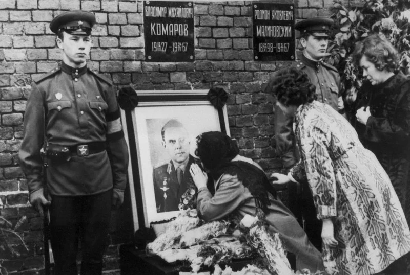La esposa de Komarov despidiéndose de su esposo | Archivo RIA Novosti