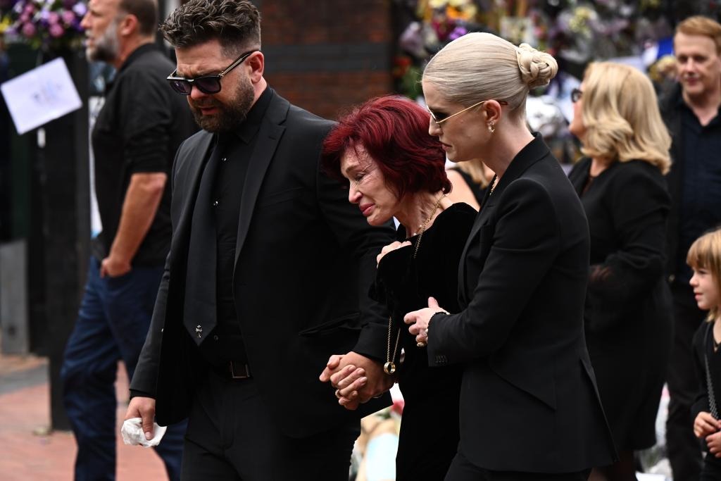 El llanto de Sharon Osbourne y sus hijos en el funeral de Ozzy