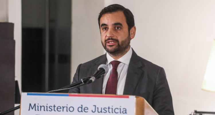 Gajardo asegura que ningún familiar cercano a una autoridad podrá ser notario según la nueva ley