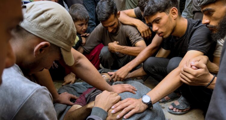 Mientras iban a buscar ayuda humanitaria: al menos 86 gazatíes mueren en ataques de Israel