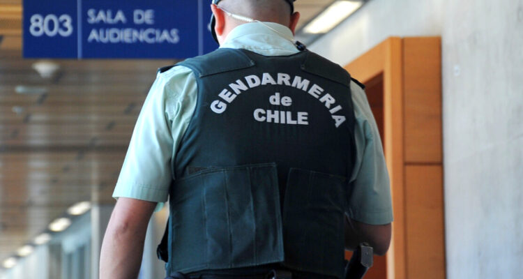 Gendarmería anuncia sumarios para funcionarios que salieron del país con licencia apuntados por CGR