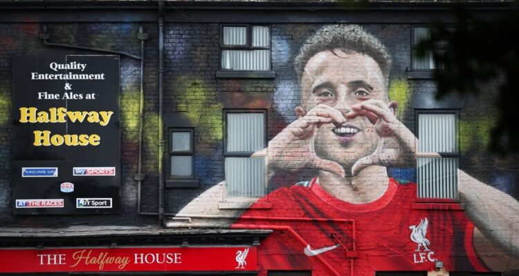 Diogo Jota aparece en mural gigante en Anfield.