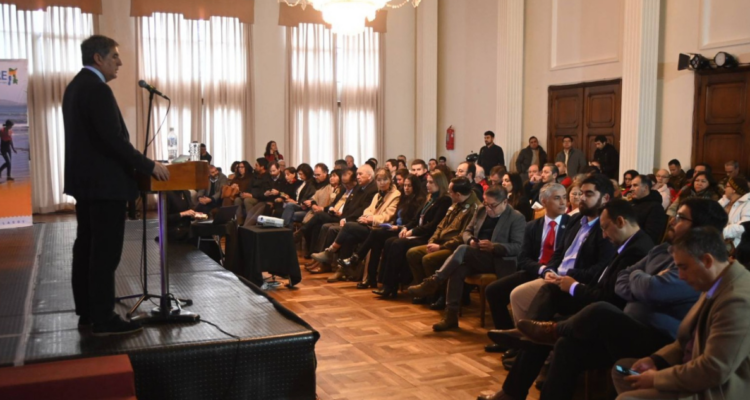 Gobernador de Los Lagos, Alejandro Santana, exponiendo plan de seguridad a autoridades