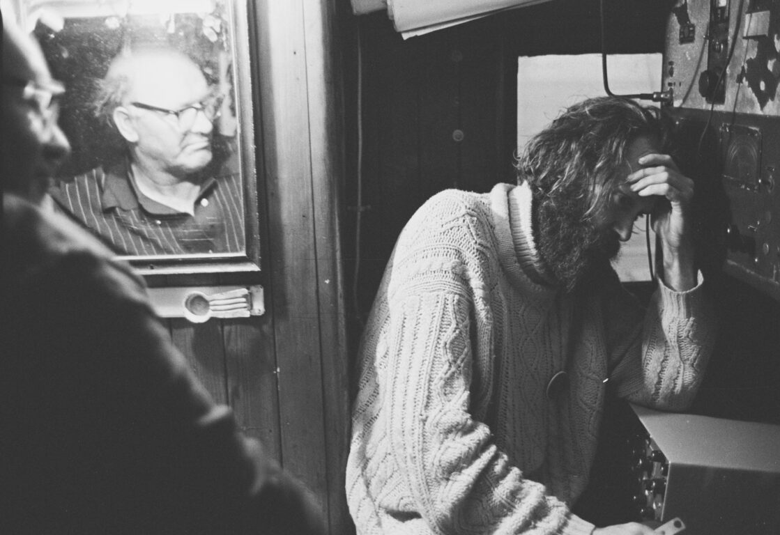 Miembro de Greenpeace durante encuentro con barco ballenero