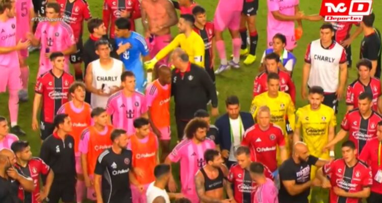 Guardaespaldas de Messi en la polémica: ingresó a la cancha y empujó a jugador del Atlas que discutía con rosarino