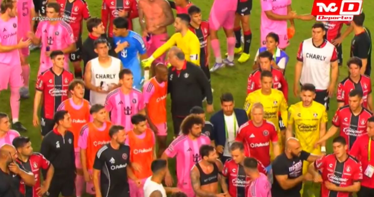 Guardaespaldas de Messi en la polémica: ingresó a la cancha y empujó a jugador del Atlas que discutía con rosarino