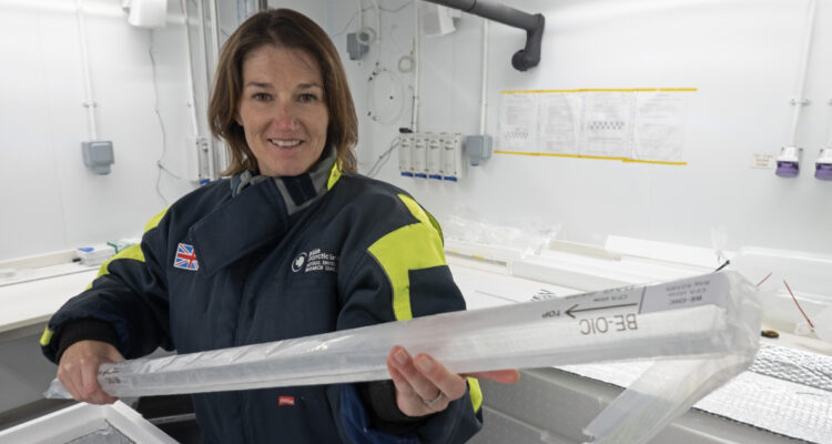 Foto de la doctora Liz Thomas sosteniendo una de las muestras del hielo más antiguo de la Tierra