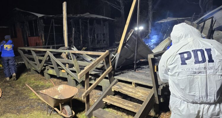 Hombre muere en incendio que destruyó dos cabañas en Panguipulli
