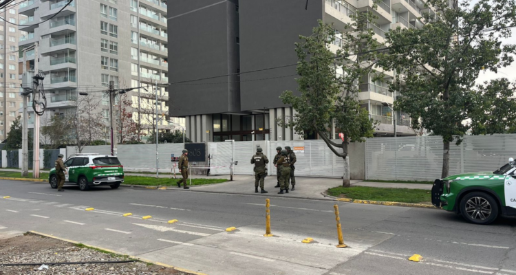 Hombre se parapeta en departamento en San Miguel tras disparar hacia Hospital Barros Luco