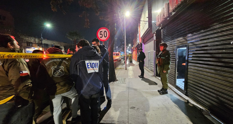 Personal policial ejecutando pericias en el lugar del homicidio