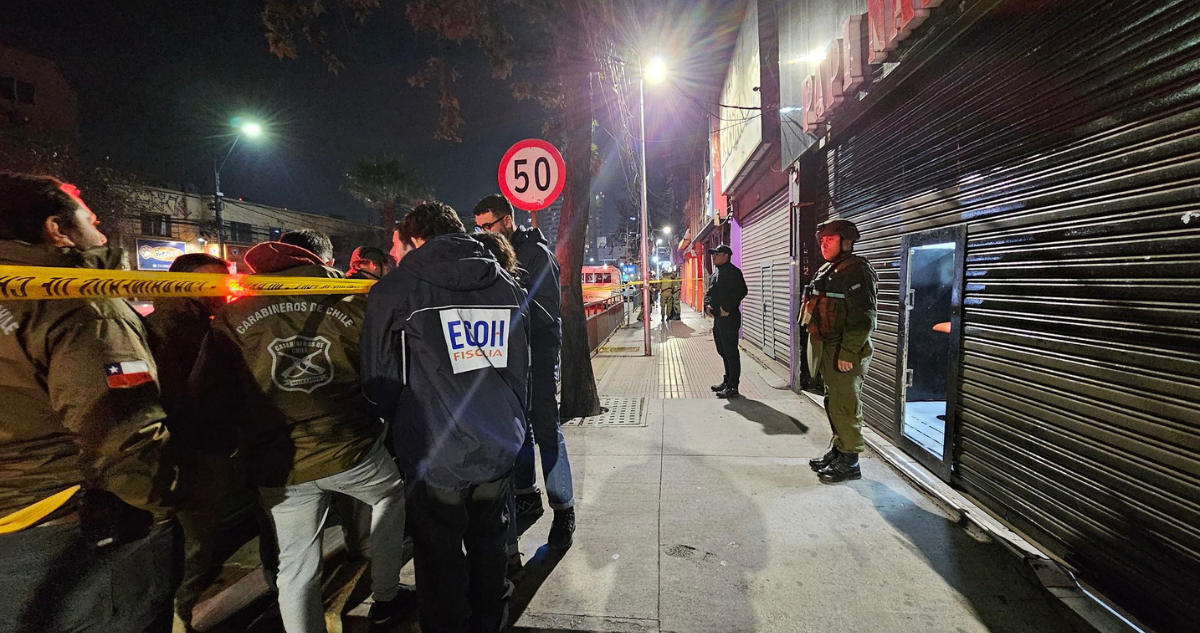 Personal policial ejecutando pericias en el lugar del homicidio