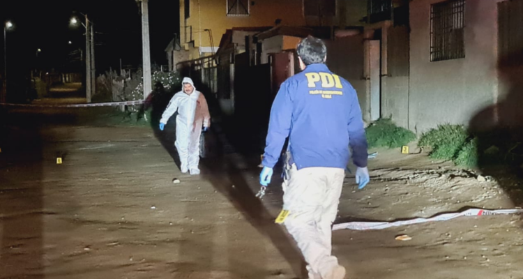 Detectives de la PDI en sitio del suceso de homicidio en Puchuncaví