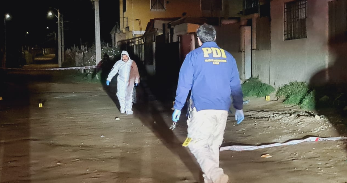 Detectives de la PDI en sitio del suceso de homicidio en Puchuncaví