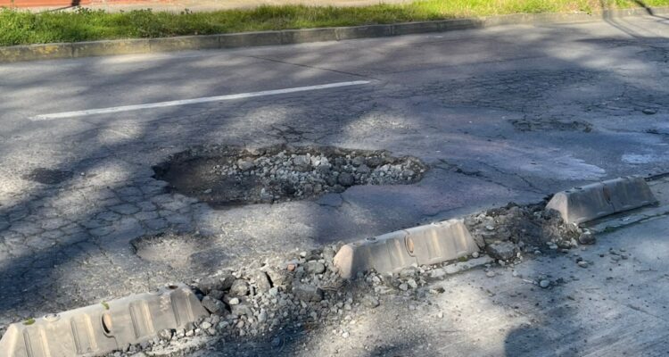 Hoyos baches en el centro de Concepción