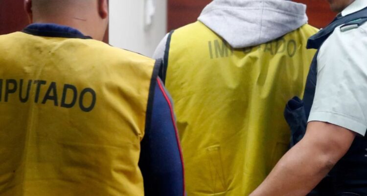 Los Ríos: prisión preventiva para dos de tres detenidos por robo de armas desde domicilio en Mariquina