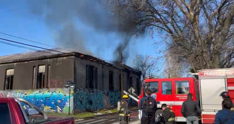 Incendio afecta a vivienda aparentemente abandonada en Los Ángeles: corre riesgo de derrumbe