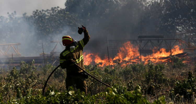 Un nuevo incendio cerca de Atenas obliga a evacuar tres poblaciones