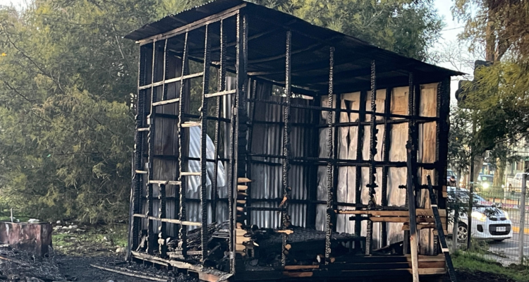 Mediagua destruida tras incendio en Angol