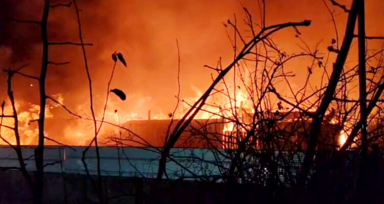 Violento incendio de taller comercial deja 7 damnificados laborales y 2 lesionados en Pelequén