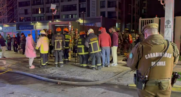Al menos 200 personas fueron evacuadas en Recoleta por incendio en un auto