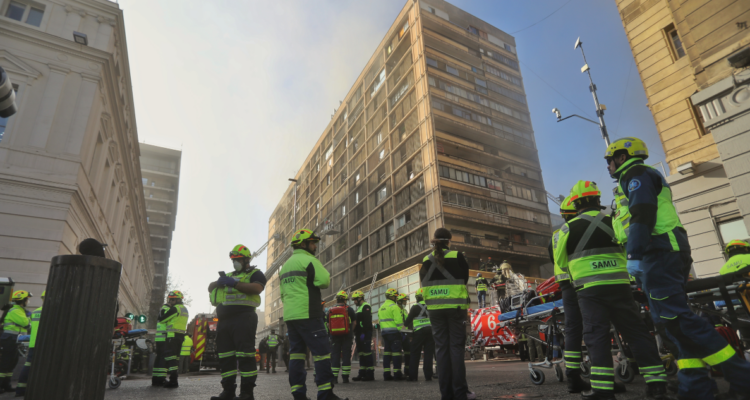 Incendio en Santiago: revelan que cines quemados eran arrendados a empresa china sin patentes