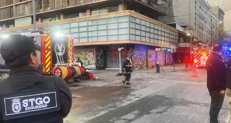 Anuncian cierre de edificio y ratifican corte de calle Monjitas tras incendio en el centro de Santiago