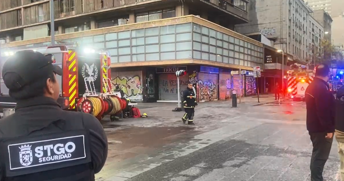 Anuncian cierre de edificio y ratifican corte de calle Monjitas tras incendio en el centro de Santiago