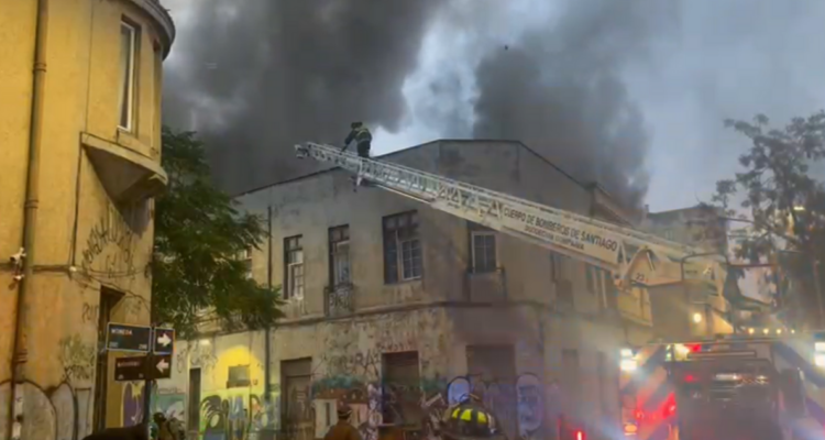 Incendio se registra en Santiago centro.