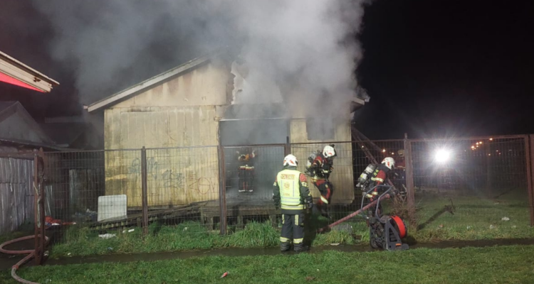 Incendio destruyendo sede social en Puerto Montt