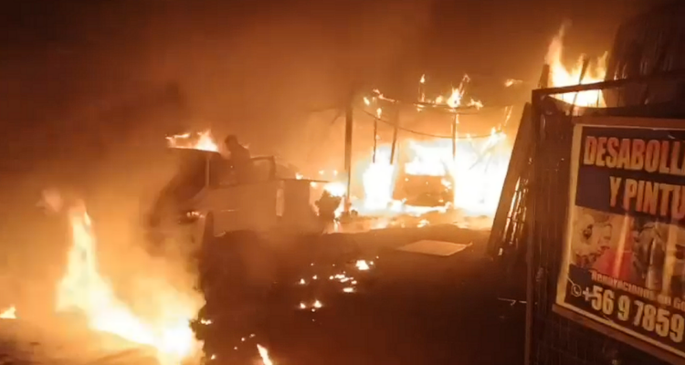 14 autos quemados deja incendio en taller mecánico en Lampa: investigan intencionalidad