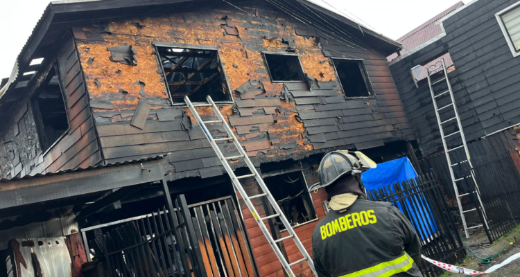 Fotografía de incendio en calle Baltazar Mejías, Valdivia que dejó a cuatro personas muertas