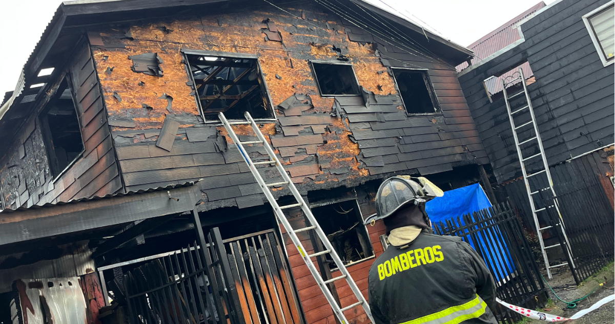 Fotografía de incendio en calle Baltazar Mejías, Valdivia que dejó a cuatro personas muertas