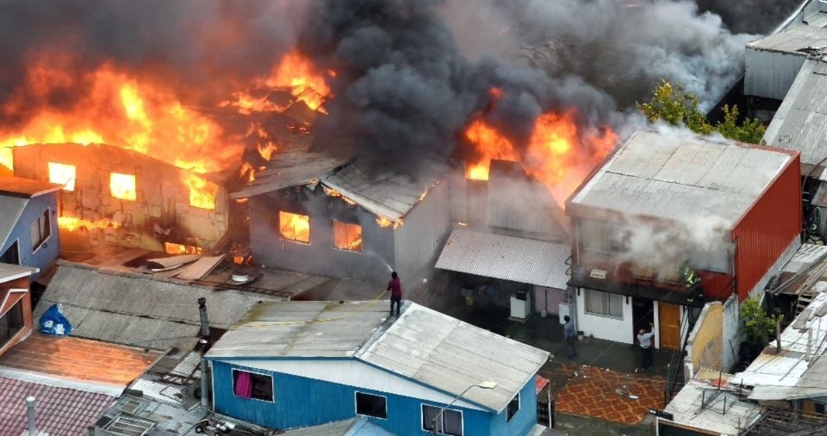 Incendio de bodega se propaga a viviendas en Concepción
