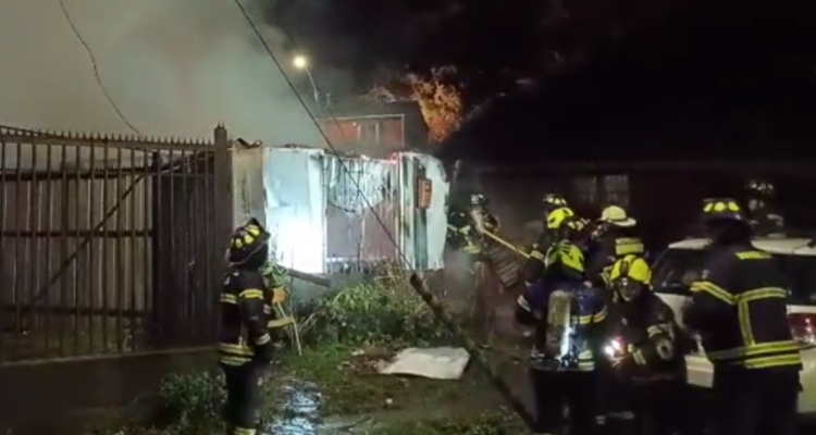 Indagan intencionalidad de incendio que terminó con una casa destruida y otras con daños en Lota