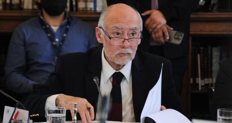 Senador Iván Flores reitera que no será candidato presidencial pese a insistencias en la DC